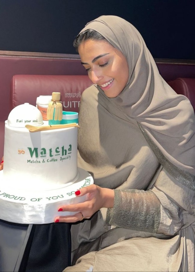 انهمار دموع يارا النملة فرحا بمفاجأة عائلتها 