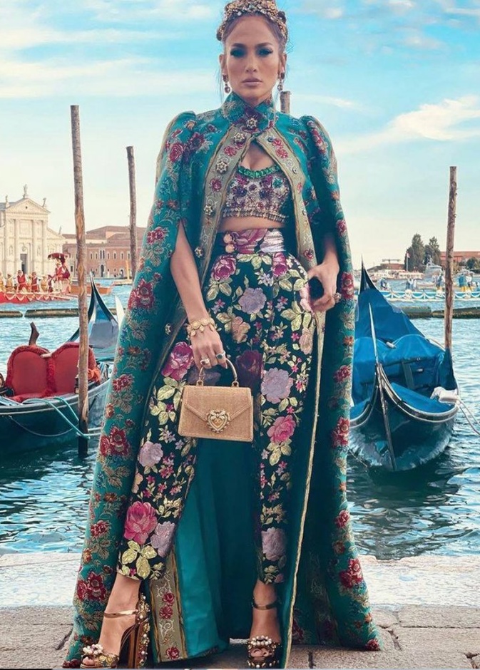 اطلالة جنيفر لوبيز مع البنطلون المنقوش وموضة الكاب