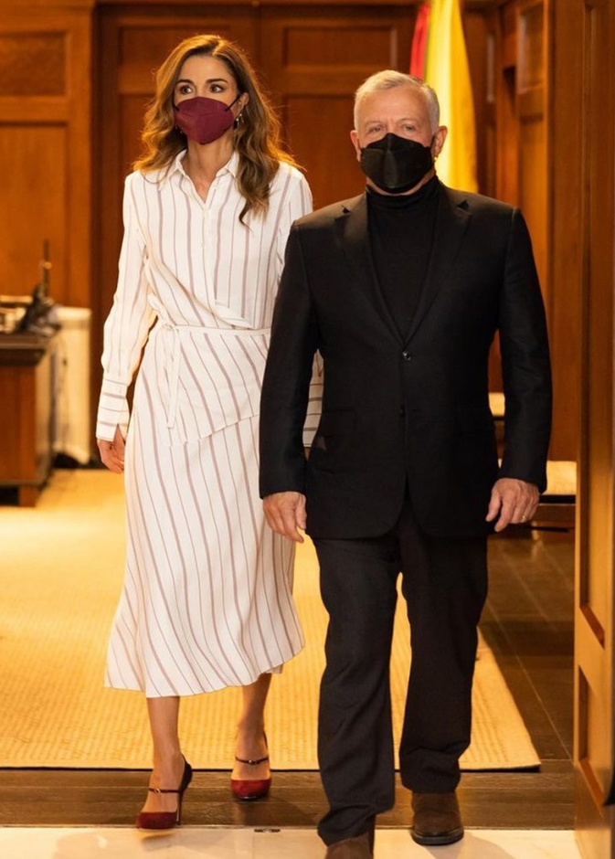 اطلالة الملكة رانيا بموضة الفساتين المقلمة والمشرقة