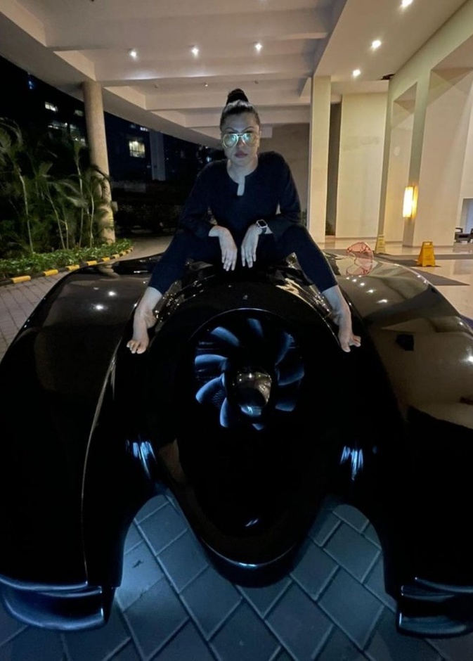 المخرج أحمد خان يهدي زوجته سيارة "باتمان" نادرة