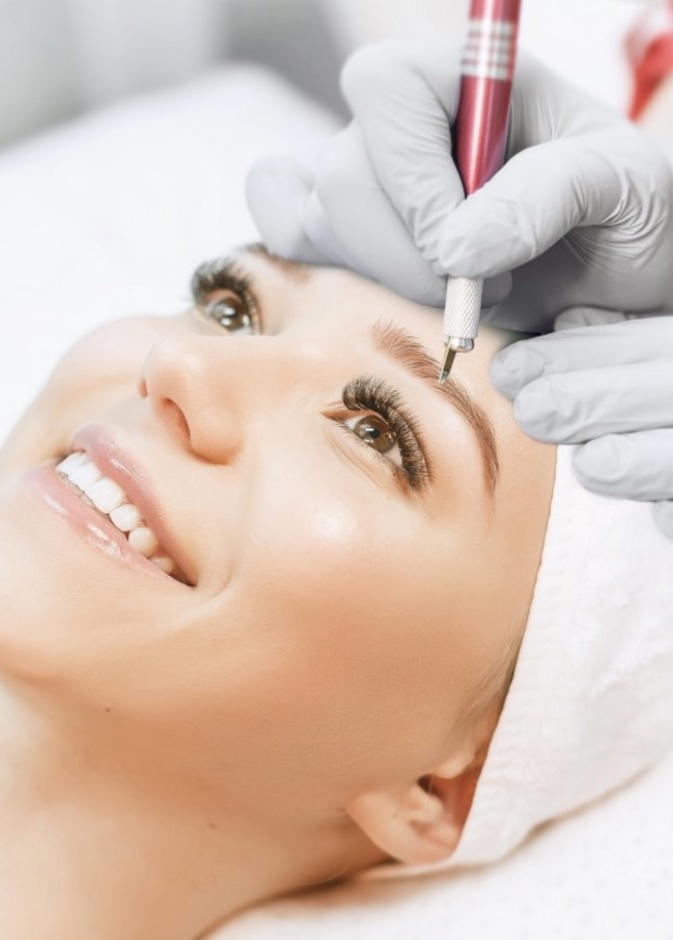 تفاصيل عملية المايكروبليدنج للحصول على حواجب جذابة