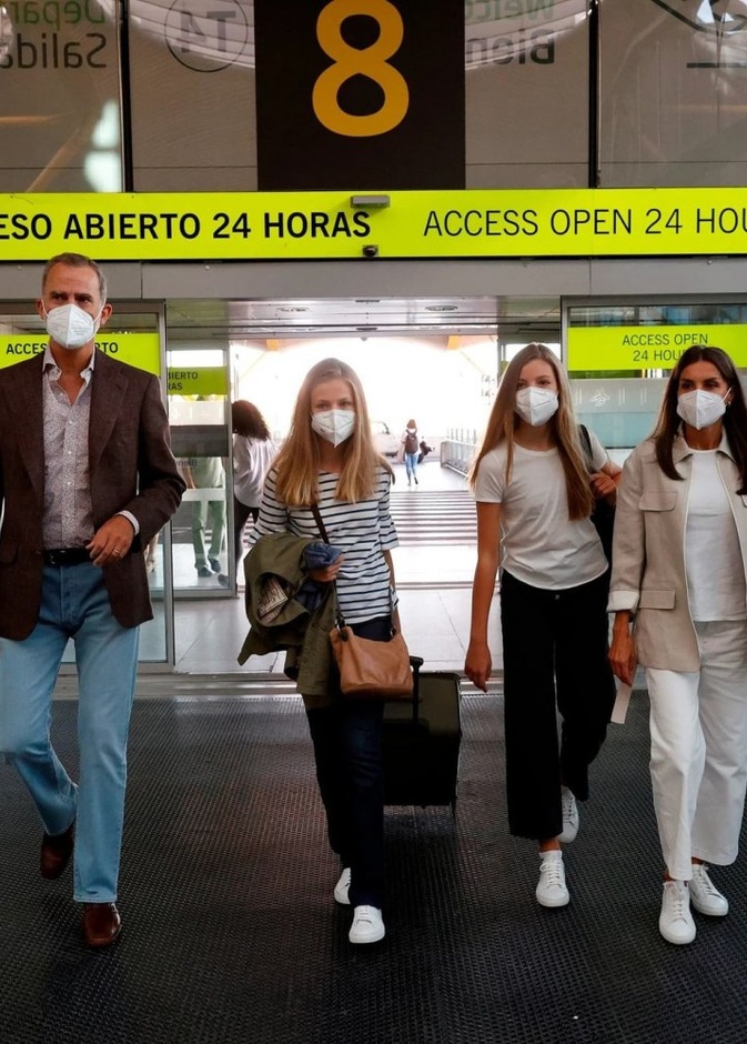 ملك وملكة إسبانيا يودعان ابنتهما الكبرى في المطار قبل سفرها إلى ويلز 