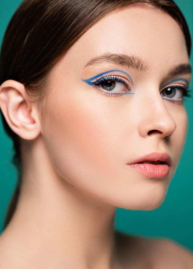 الكحل الأزرق لإطلالة ملفتة وعصرية