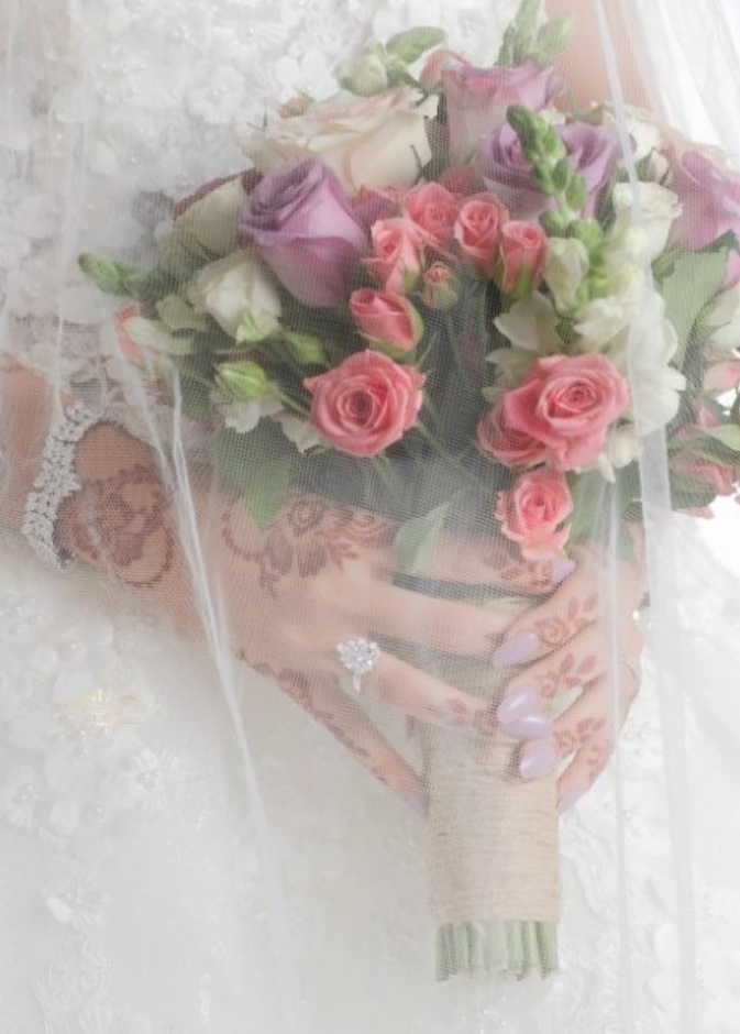  الحناء باللون الاحمر تناسب العروس- من مصورة الاعراس منال أحمد