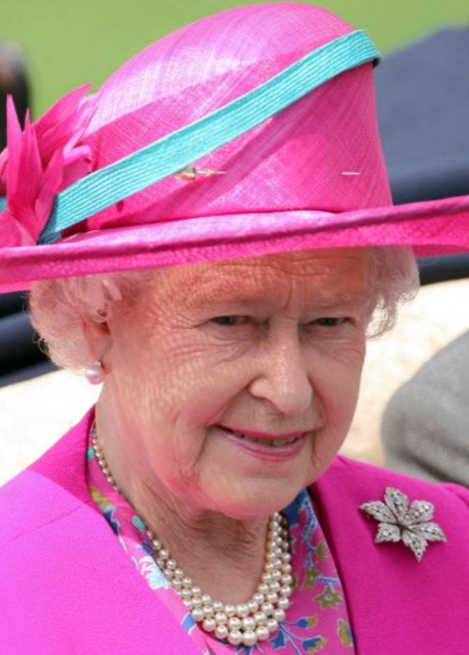  بروش The Six Petal Diamond Flower Brooch الذي اختارته الأميرة إلأيزابيث لإعلان خطوبتها