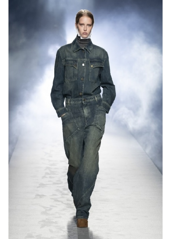 اطلالة من Alberta Ferretti