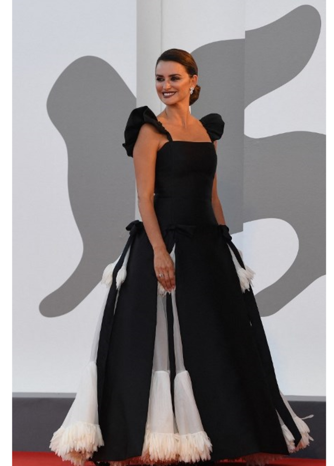 تألقت بينيلوبي كروز بإطلالة كلاسيكية راقية باللون الأسود مع التول الأبيض من دار CHANEL