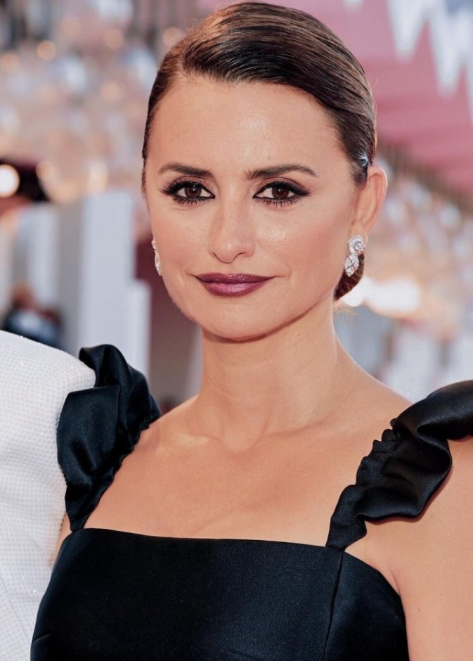 رسمات المكياح البرونزي من وحي اطلالة النجمة Penelope Cruz