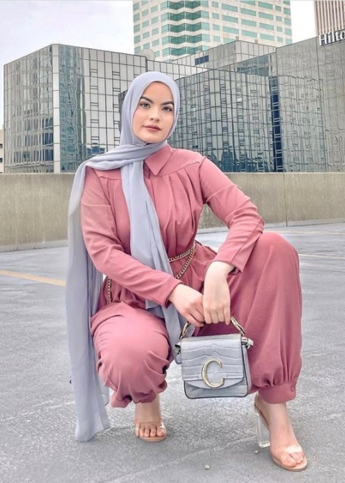 إستوحي من صور أمية الزين على إنستقرام إطلالات صيفية باللون الزهري الباستيل