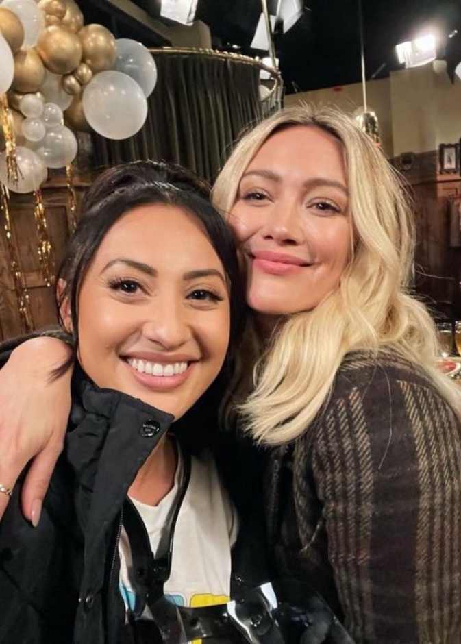 هيلاري دا وفرانسيا رايسا في كواليس "How I Met Your Father"