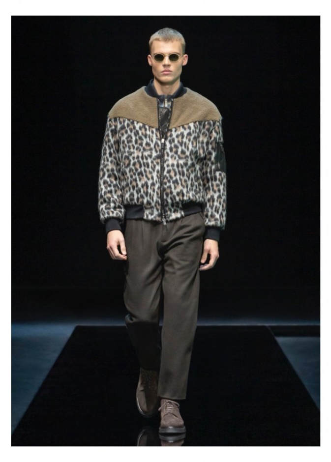 جاكيت شبابي أنيق بنقشة الكارو الصغيرة والألوان الكلاسيكية من تصميم Davi Paris