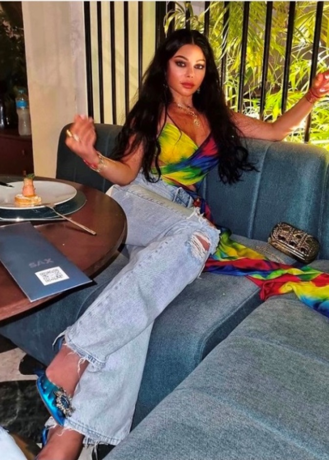 اطلالة هيفا وهبي صيفية وجريئة في مصر ومفعمة بالألوان