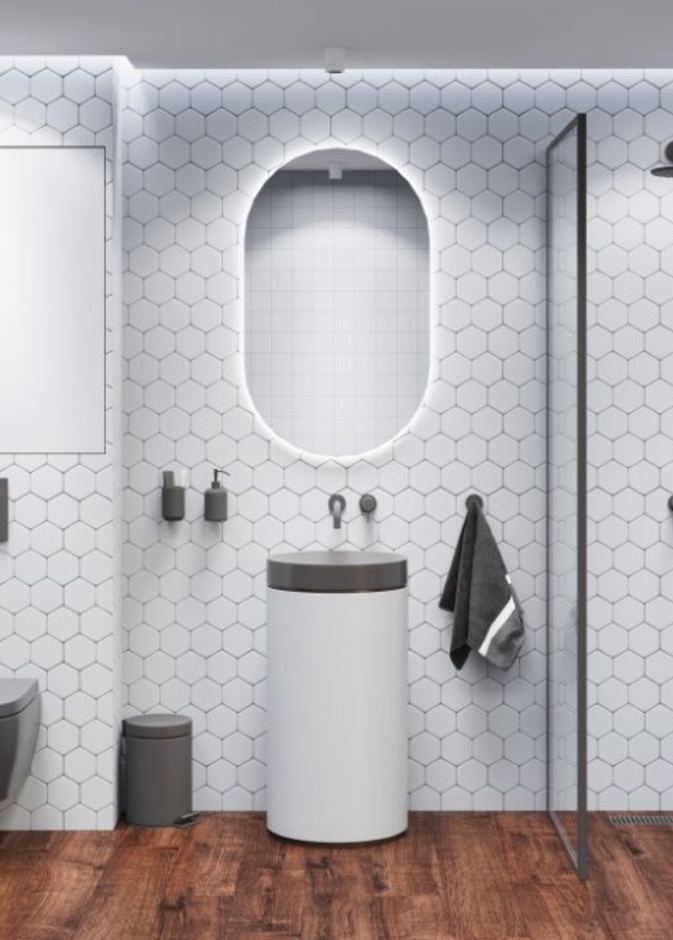 أرضية خشبية تنسجم مع ديكور الحمام بلونه الأبيض الصريح