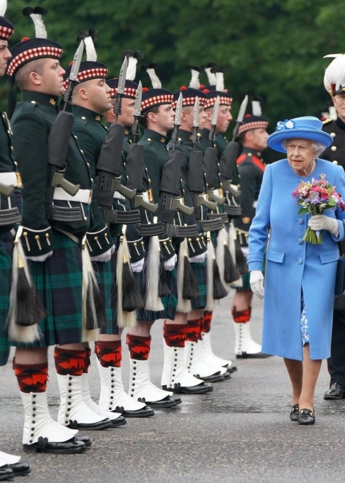 لماذا غابت ملكة بريطانيا عن الاحتفال بالذكرى الـ 50 على الحرس الملكي الاسكتلندي؟