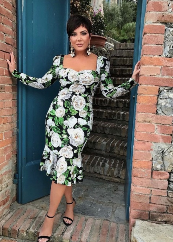 تألقت كريس بفستان Dolce & Gabbana الذي تميّز بطبعة الورود والقصة التي تبرز قوامها