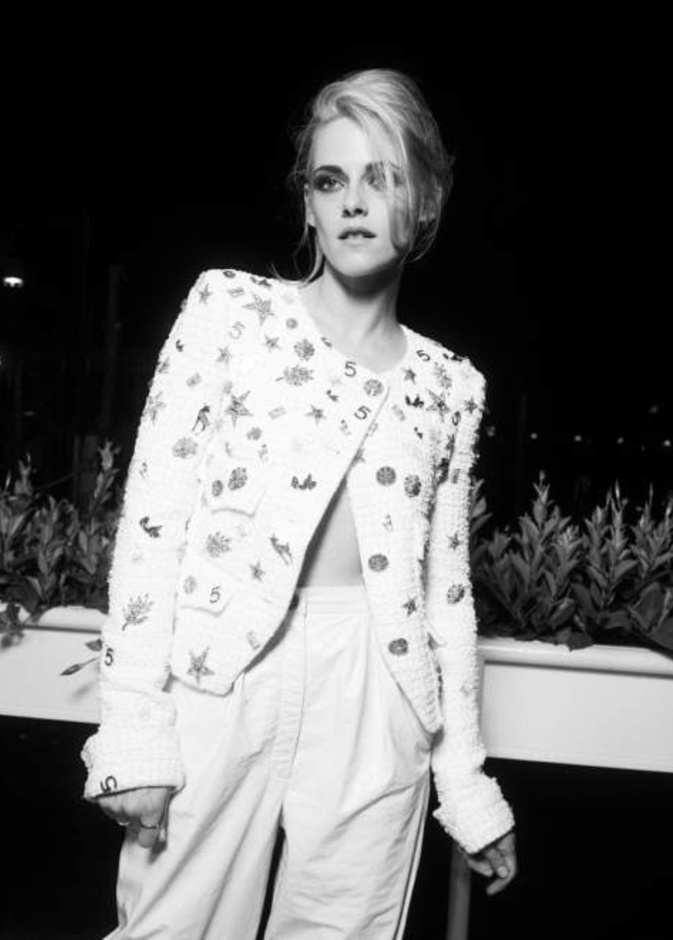 نسّقت كريستن السترة مع بنطلون جلد باللون الأبيض