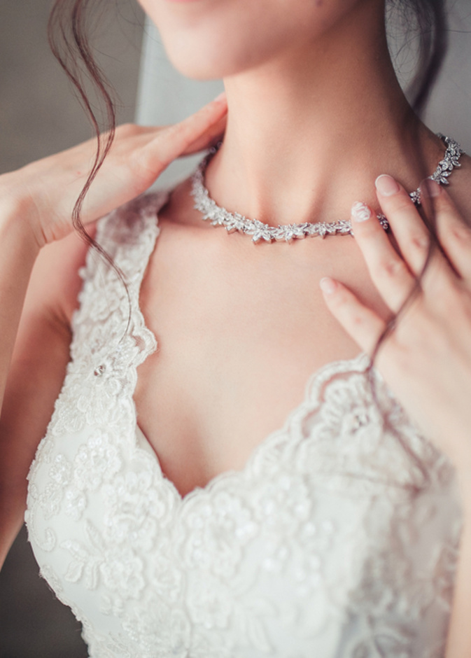 تجنبي إضافة الكثير من قطع الاكسسوار أو المجوهرات الأخرى لإطلالة بالقلادة