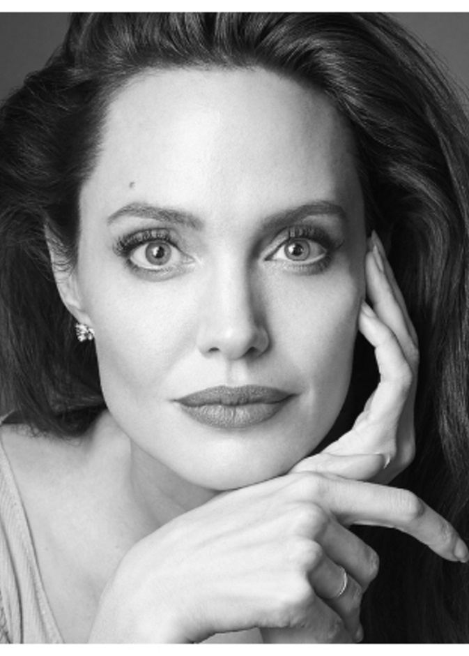 تفاصيل حوار أنجلينا جولي 