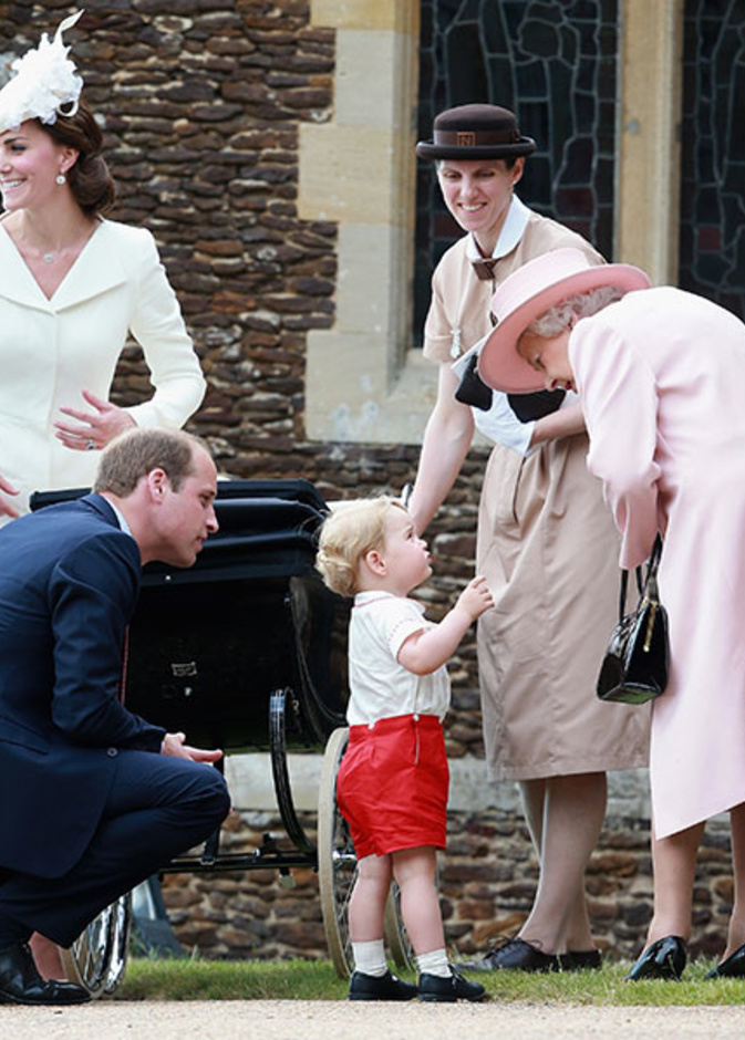 تعرفوا على تقليد لطيف لملكة بريطانيا مع أبناء أحفادها