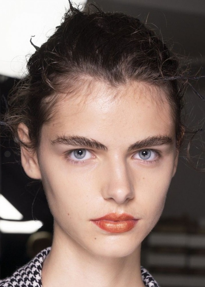 أجمل ألوان أحمر الشفاه بدرجات البرتقالي الدافئة لخريف 2021