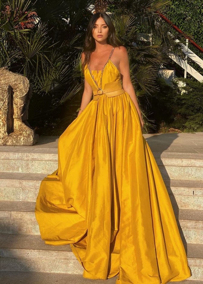  فستان باللون الأصفر من ناتالي