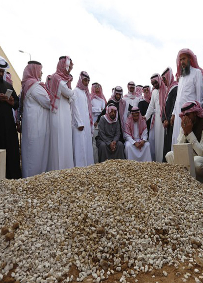 الملك سلمان بن عبد العزيز يحمل نعش الملك عبد الله