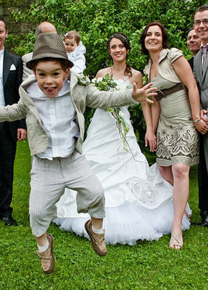 صورة زفاف ملتقطة خلف طفل وهو يلعب