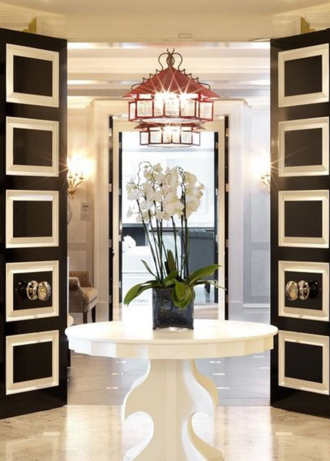 طاولة مدخل باللونين الأبيض والأسود