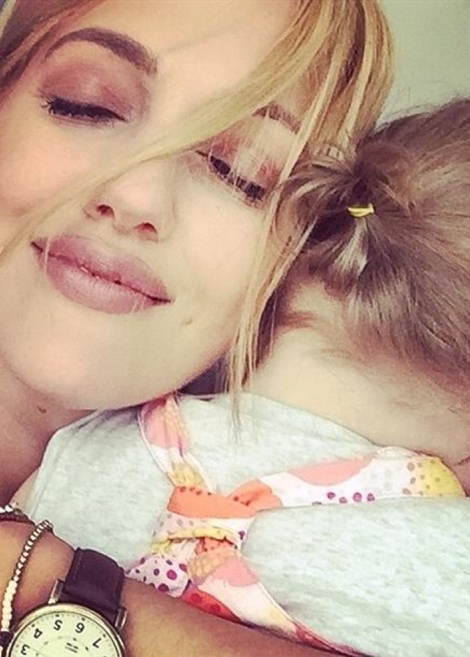 مريم أوزرلي وابنتها