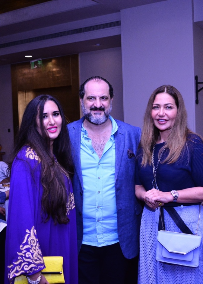 ليلى علوي مع خالد الصاوي وزوجته