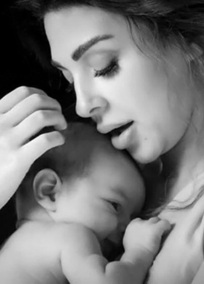 ميريام فارس مع طفلها