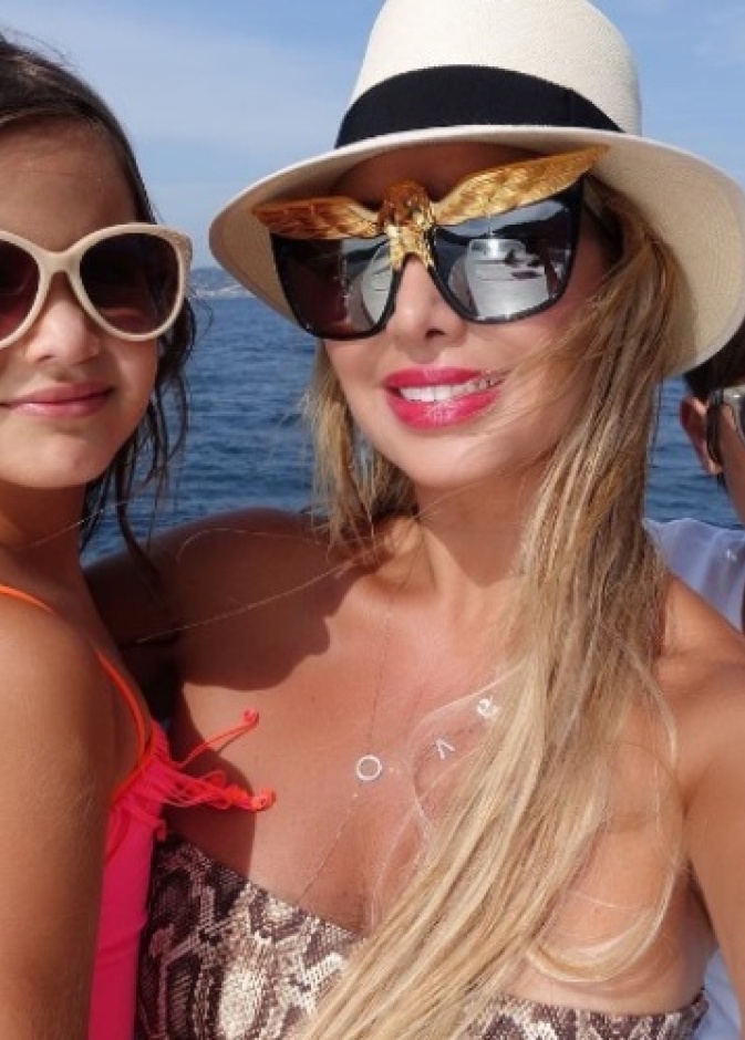 جويل ماردينيان مع اولادها