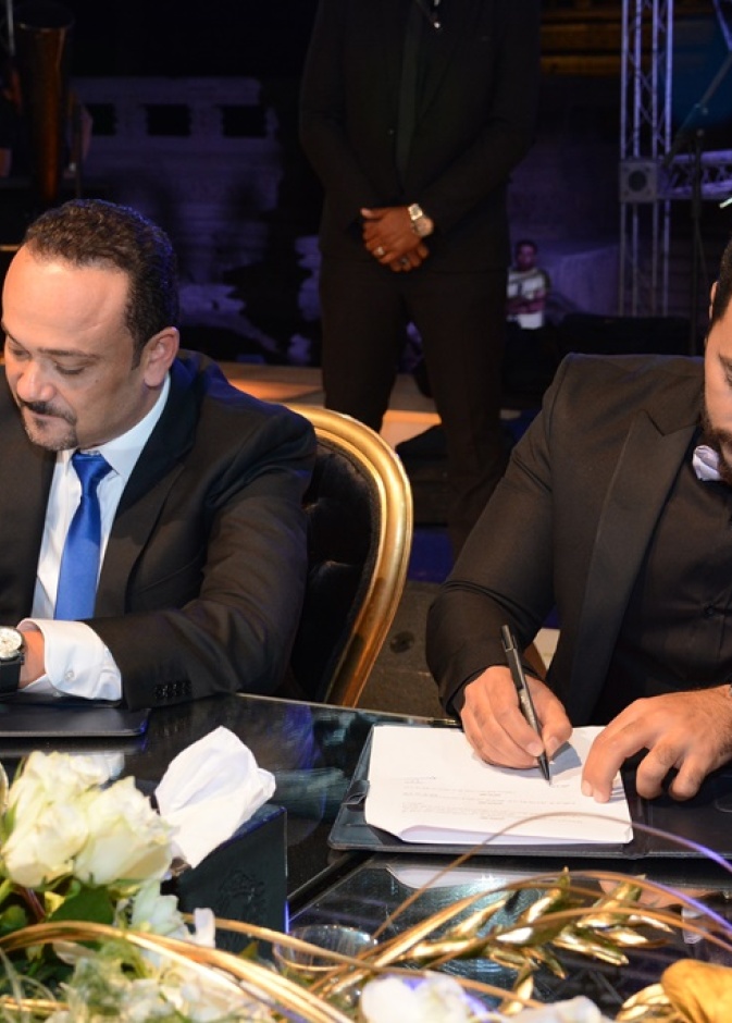 تامر أثناء توقيع العقد