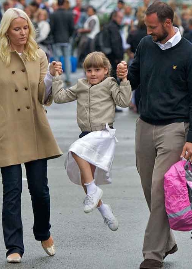 الاميرة انجريد (Princess Ingrid) اميرة النرويج بصحبة والديها الامير هاكون ولي عهد النرويج (Prince Haakon) والاميرة ميت ماريت (Princess Mette-Marit) في يومها الدراسي الاول في عام 2010 في مدرسة " Jansløkka skole".