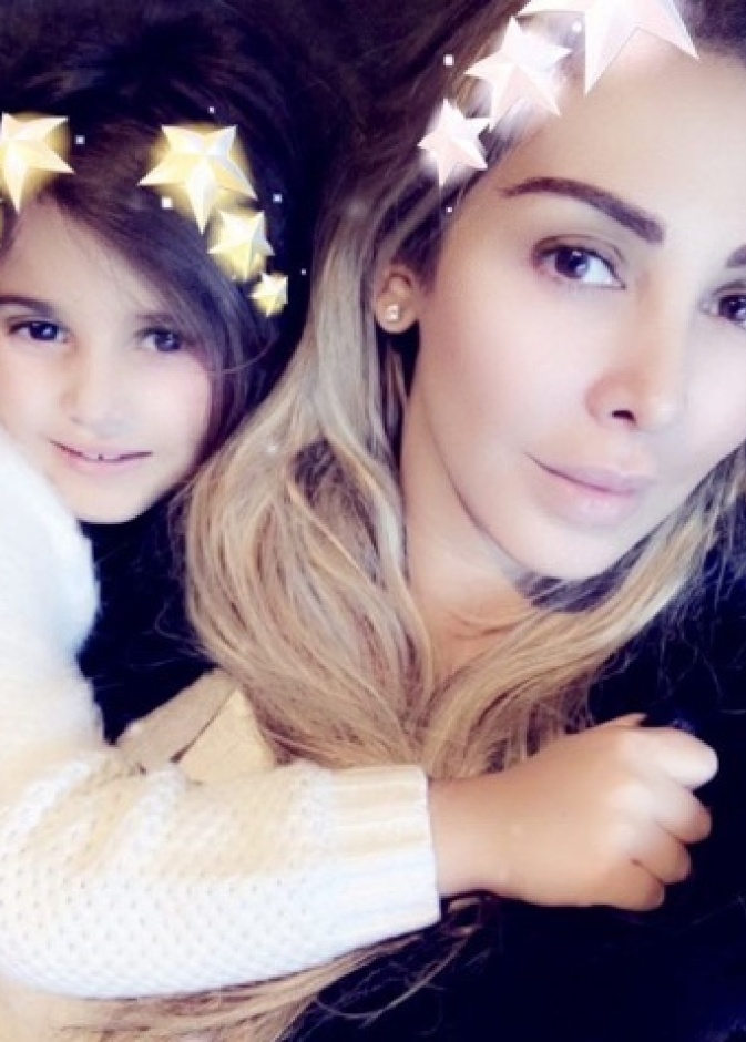 جويل مردينيان مع طفلتها