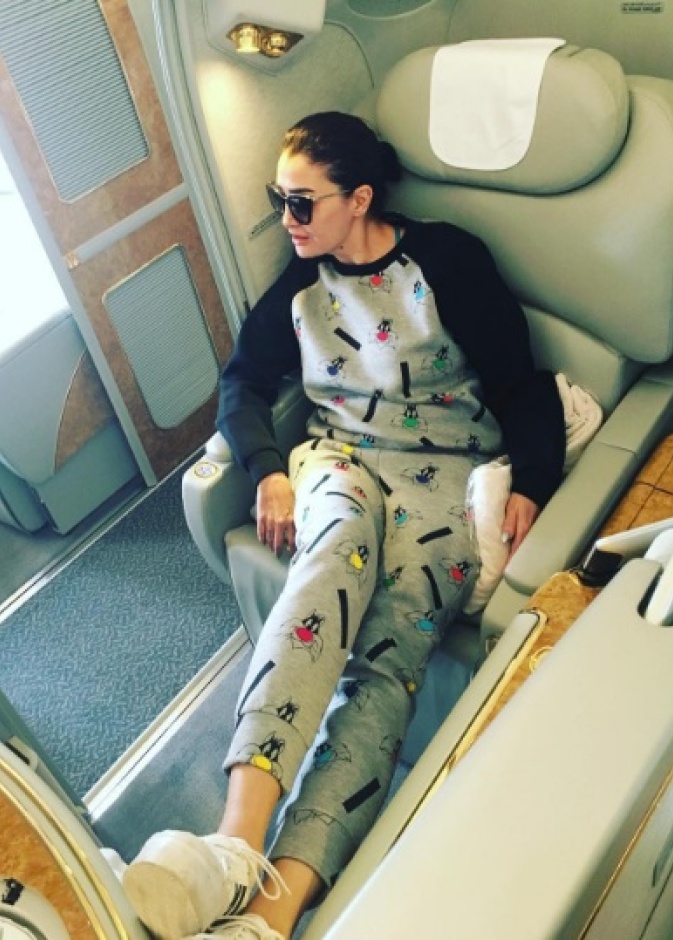 غادة عبد الرازق في الطائرة