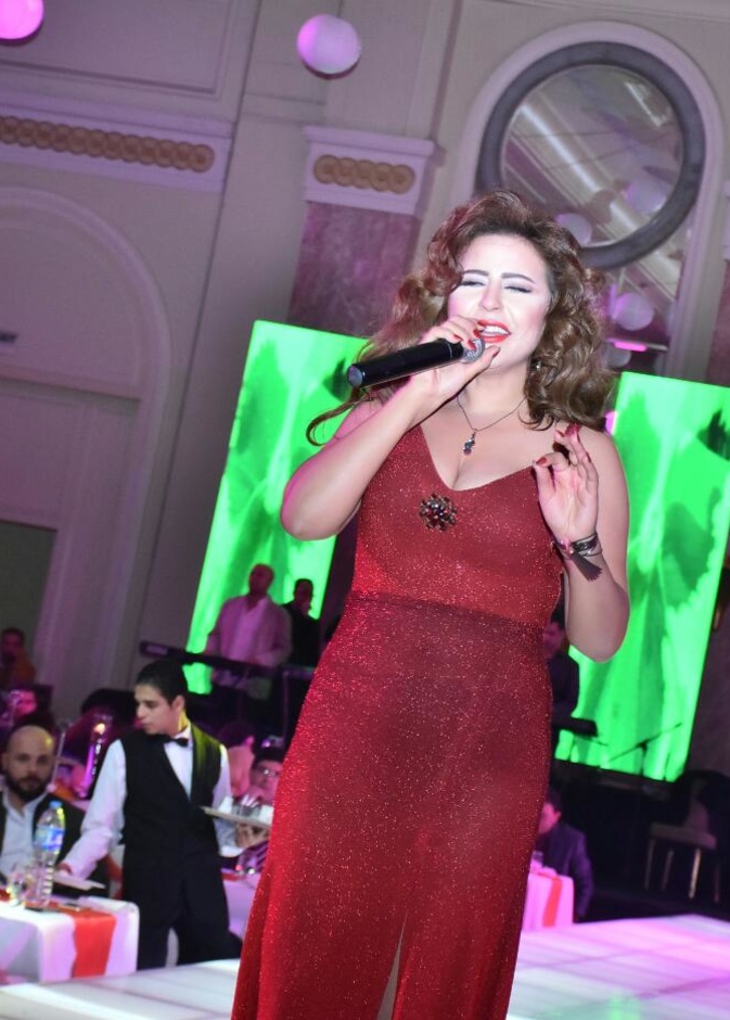 50 صورة للنجوم في حفلات الفلانتين..ملابس مثيرة للجدل وعمرو دياب يشعل الجمهور