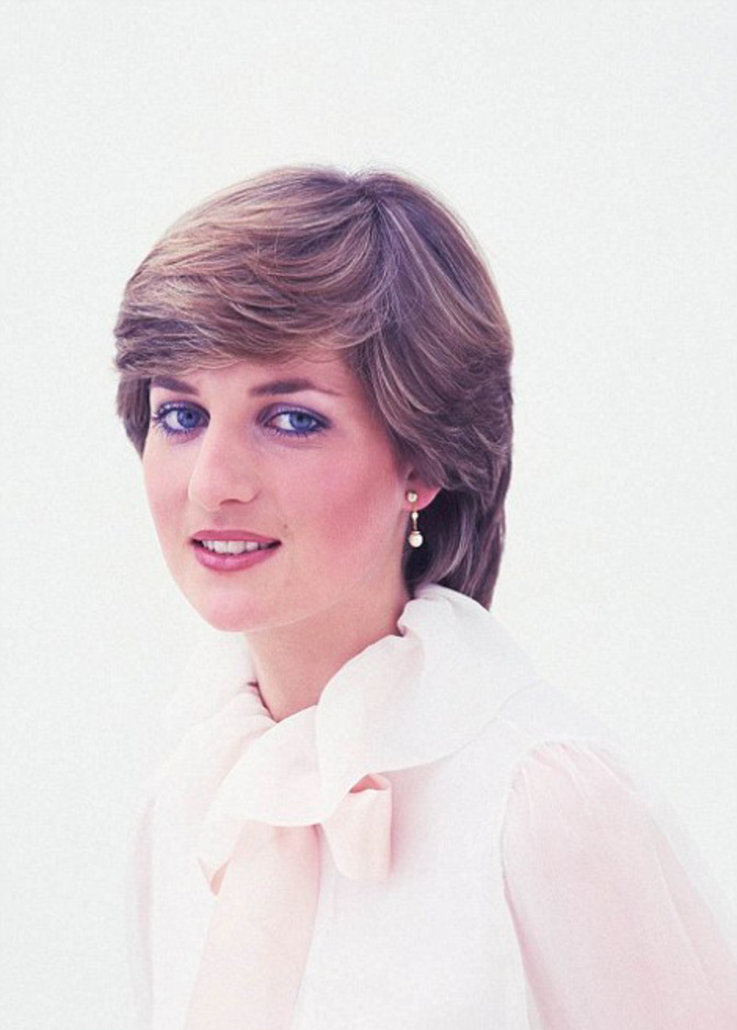 أهم الإطلالات في معرض " الإطلالات الأيقونية " للأميرة ديانا