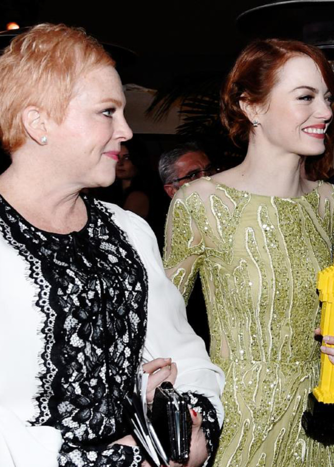 إيما ستون (Emma Stone) ووالدتها كريستا ستون (Krista Stone) في حفل الأوسكار في يوم 22 فبراير 2015.