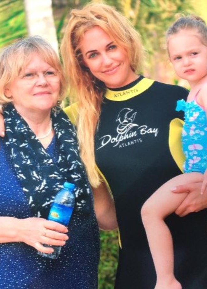 مريم اوزرلي ووالدتها وابنتها