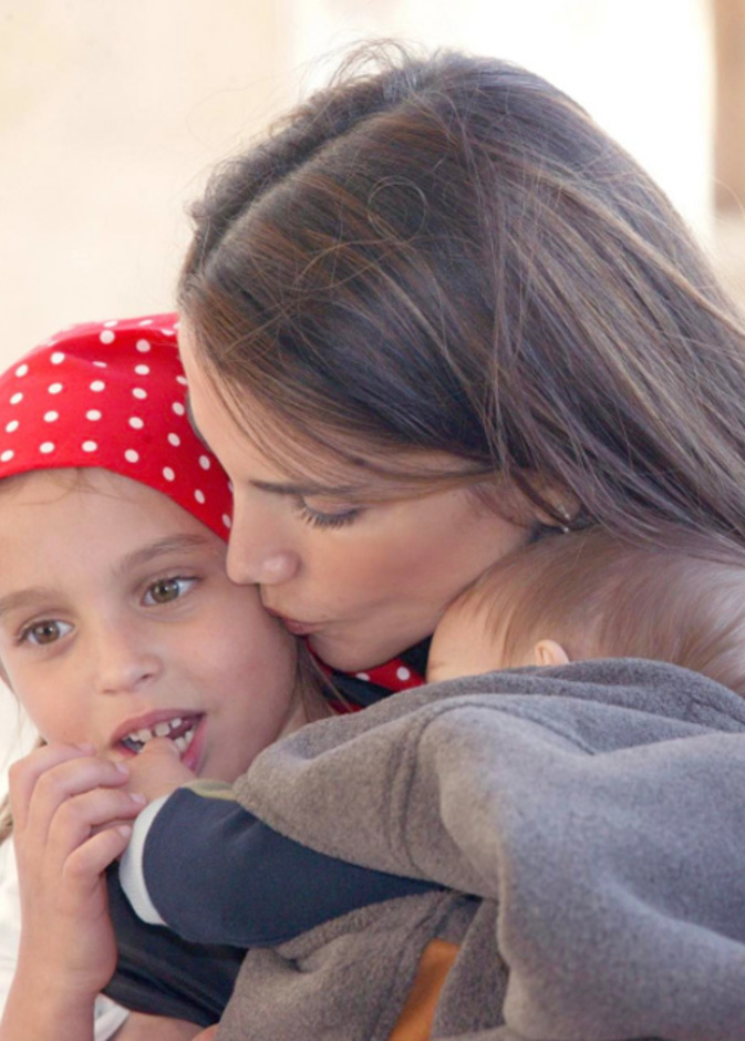 صورة جميلة للملكة رانيا (Queen Rania) بصحبة طفليها، ولقد نشرت الملكة رانيا هذه الصورة على صفحتها على الإنستغرام في عام 2005، وكتبت معلقة عليها: "ممتنة لجميع اللحظات التي شاركتها مع هذين الاثنين، مع سلمى (Salma) وهاشم (Hashem)".