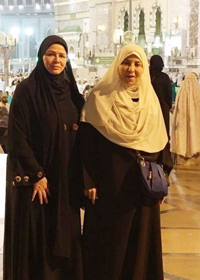 الهام شاهين وبوسي تؤديان العمرة