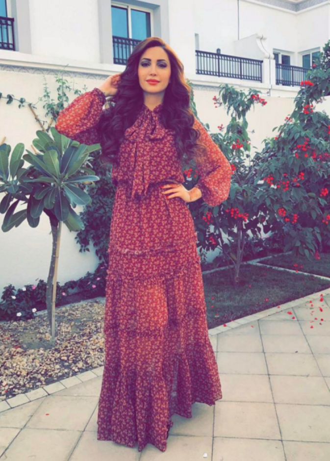 اطلالة ربيعية رائعة تألقت بها نسرين طافش في فستان ماكسي معرق