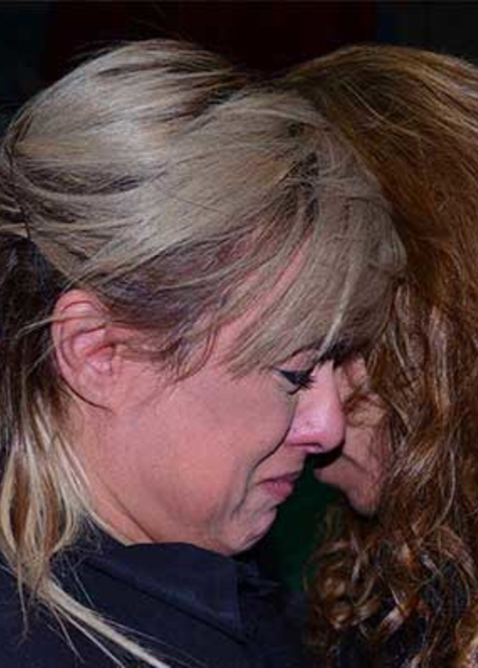 سيمون في عزاء والدتها