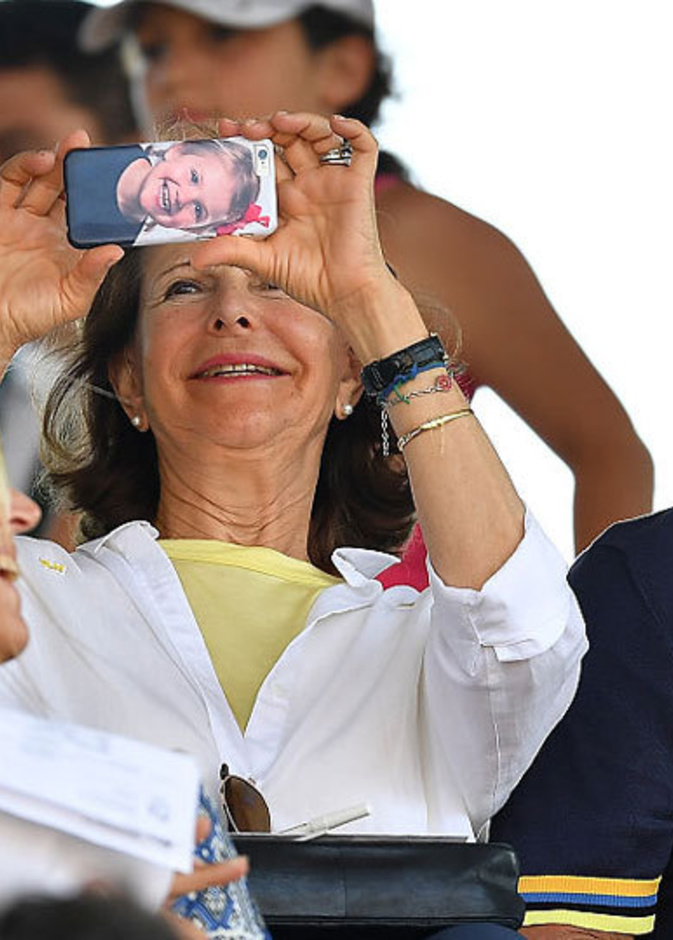 ملابس وإكسسوارات صنعت خصيصا لـ أفراد العائلات الملكية