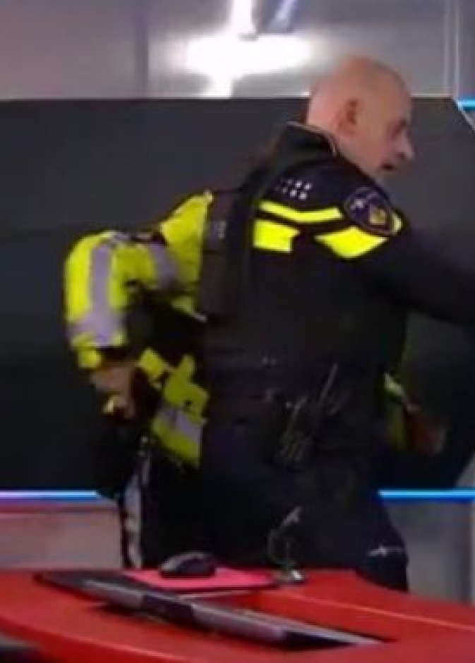 بالفيديو: مسلح يقتحم محطة تلفزيونية ليتحدث على الهواء! 