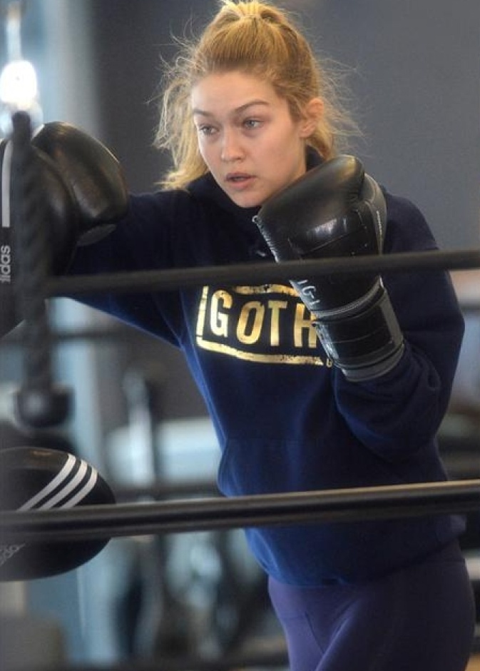 جيجي حديد تمارس رياضة البوكس للمحافظة على لياقتها البدنية ورشاقتها