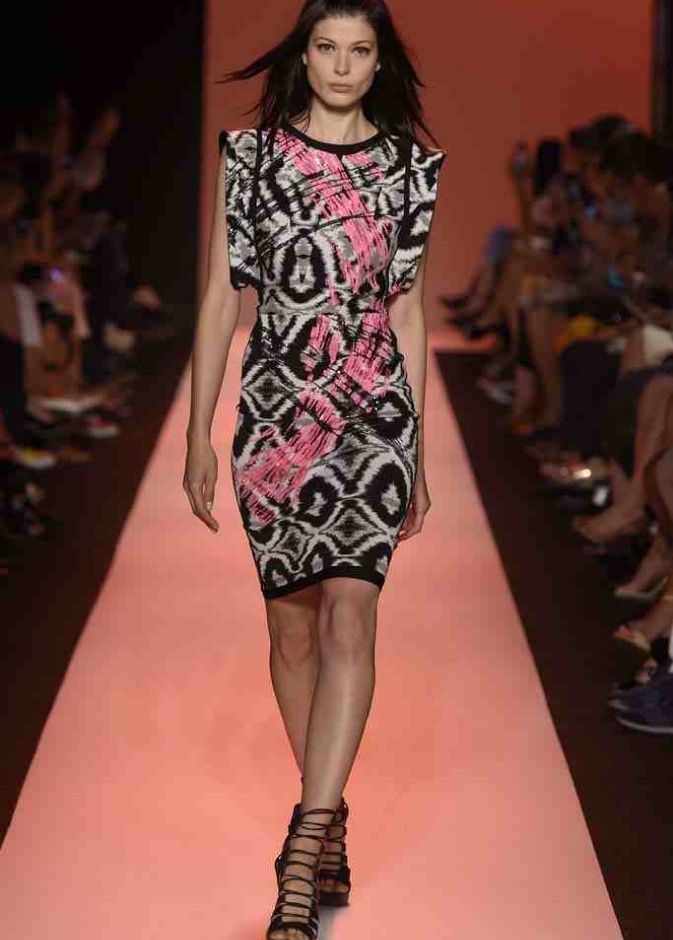 ربيع HERVE LEGER: أناقة مثيرة وحازمة