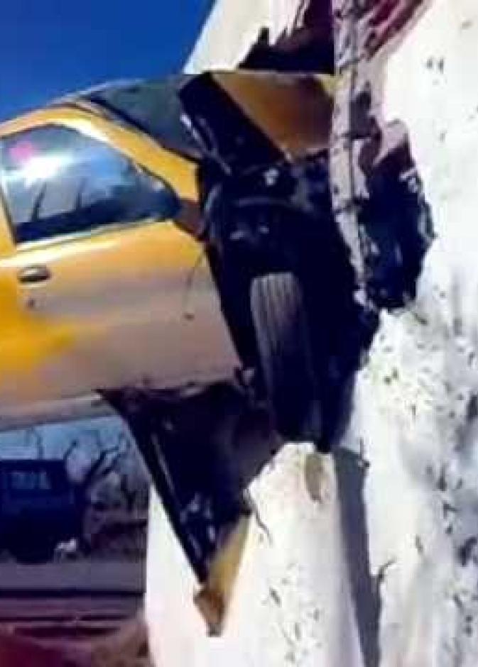 فيديو.. سيارة تخترق جدار في حادث غريب!