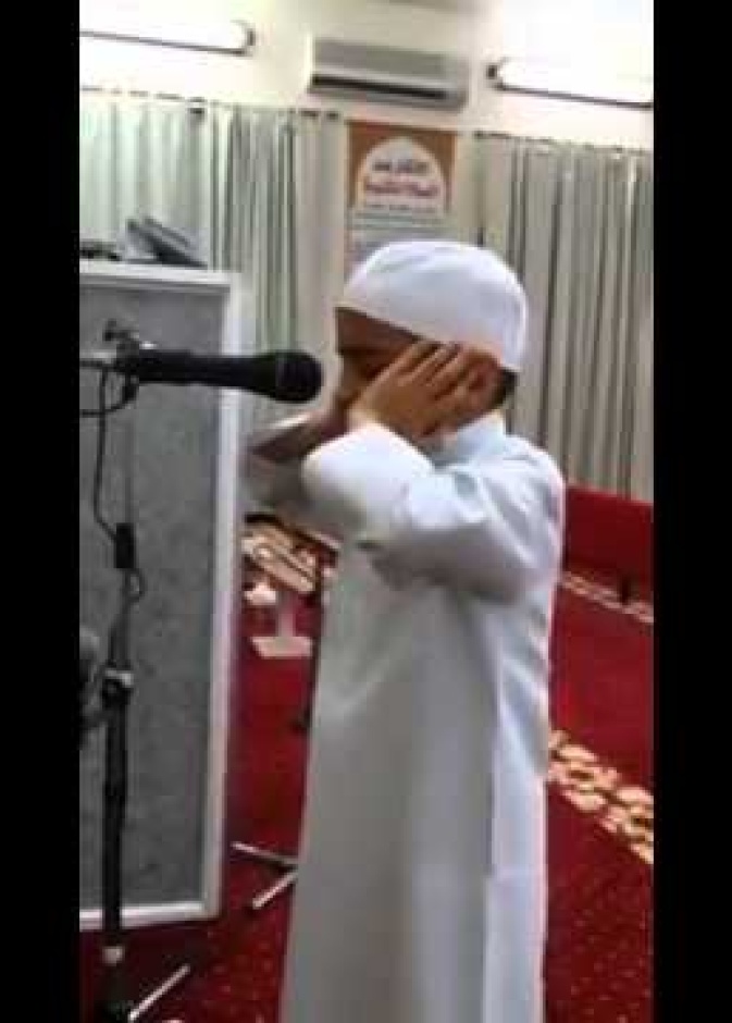 فيديو.. طفل يخطب بالمصلين في المسجد الحرام